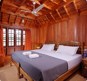 honeymoon-backwaters-houseboats-in-kerala